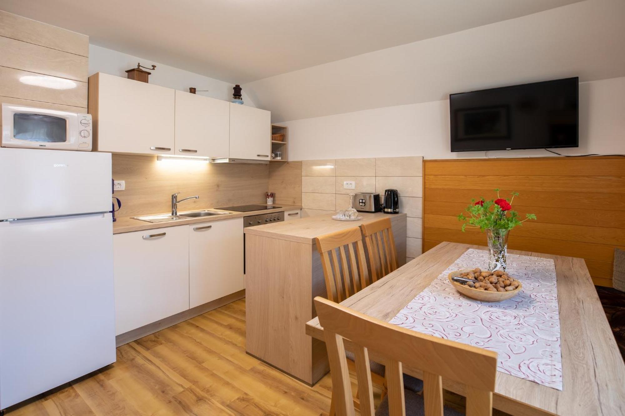 Apartmaji Prezelj ボーヒニ エクステリア 写真